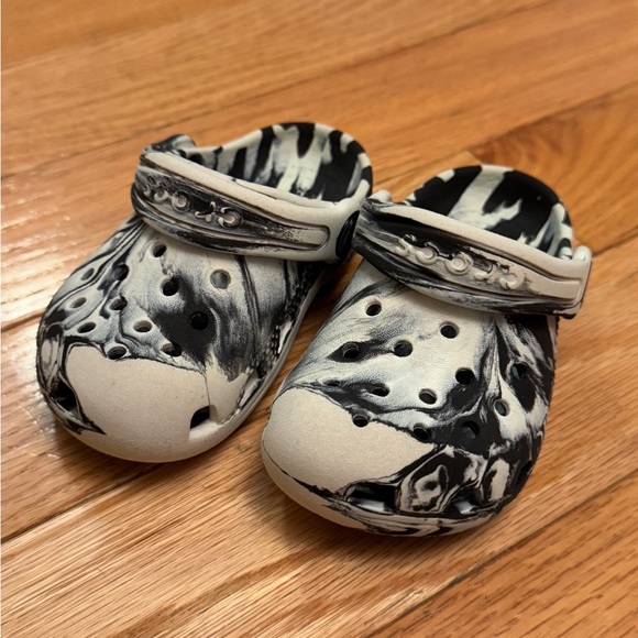 Crocs Classic Clog - Little Kid - Marbled Black / White - Size C6 - Picture 2 of 4